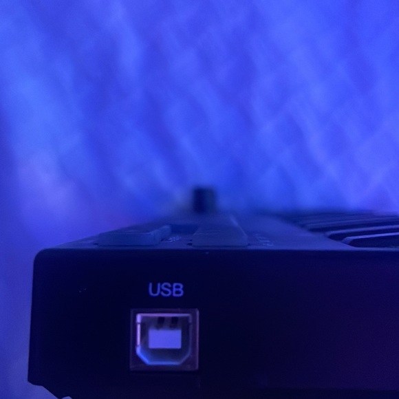 ALESIS Vmini Keyboard - Picture 5 of 6